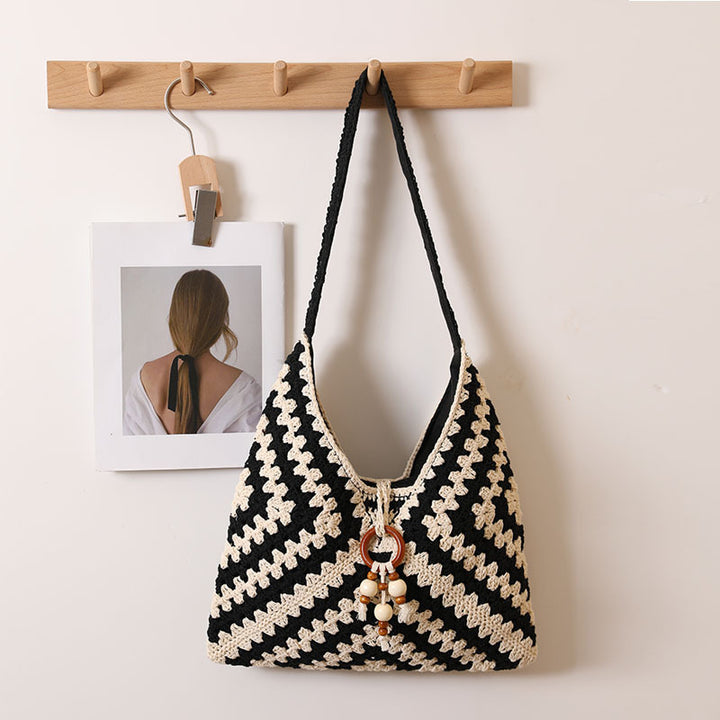 Handmade macrame shoulder bag with playful pendant Bowlift