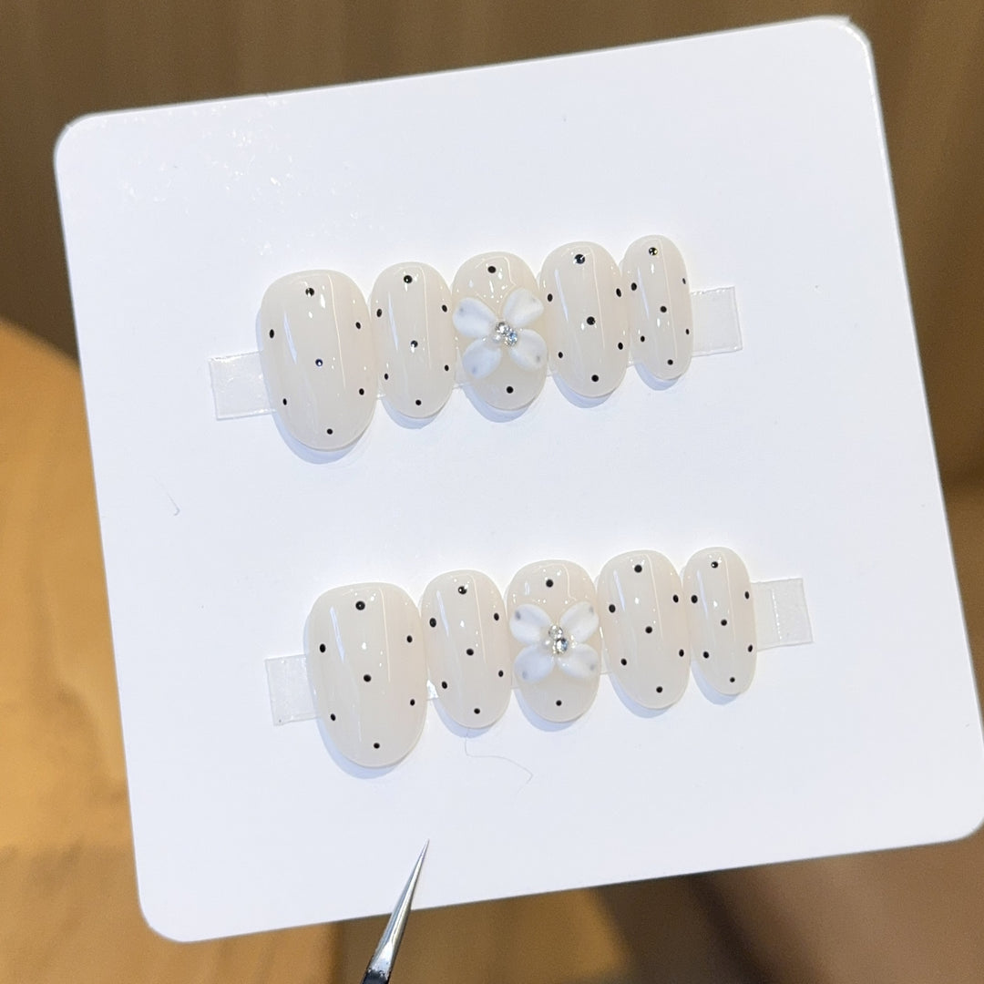 Artificial nail tips with floral and dotted accents Bowlift