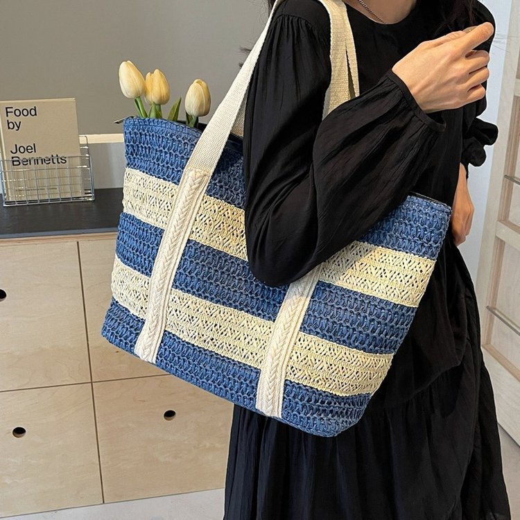 Spacious Handbag Made of Woven Natural Material Bowlift