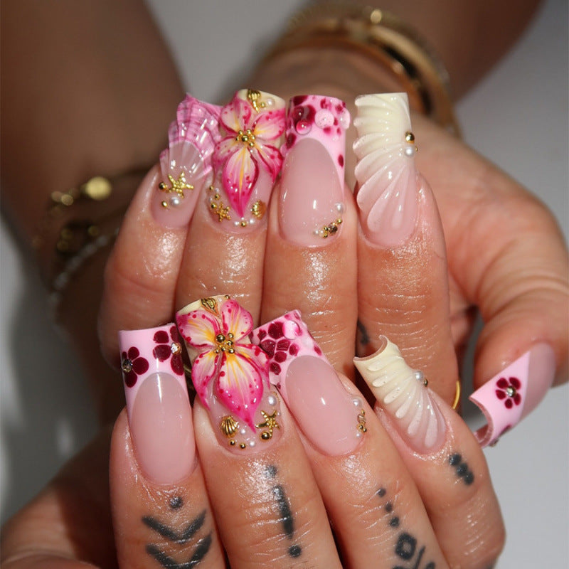 Acrylic nail set with glamorous golden accents Bowlift