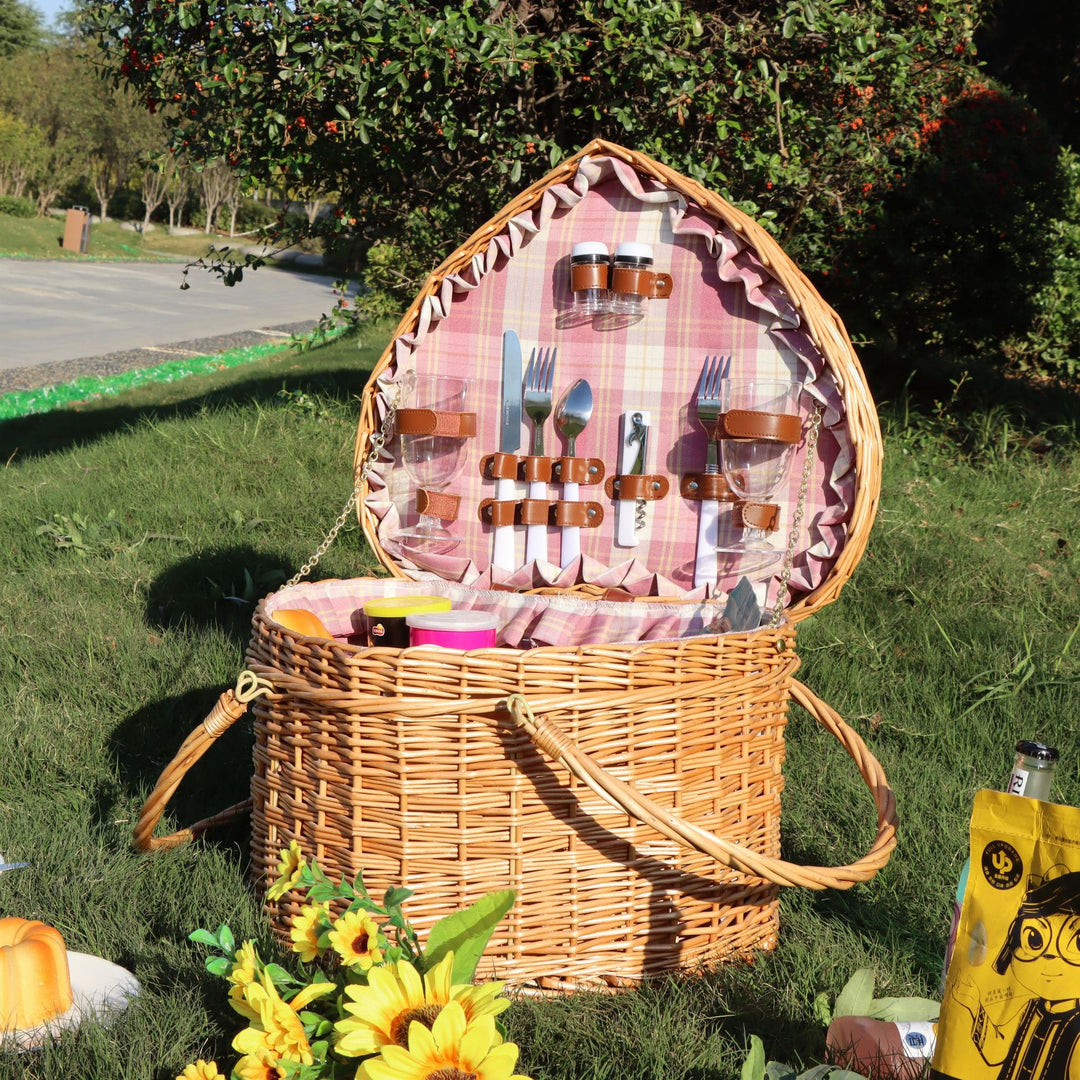 Rustic picnic basket with dish set Bowlift
