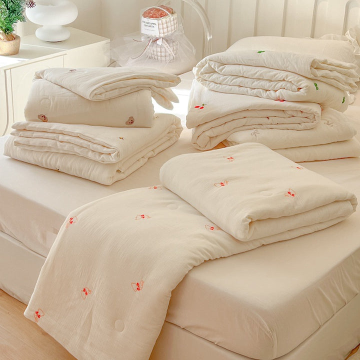 Women lightweight and breathable quilt with delicate floral patterns Bowlift