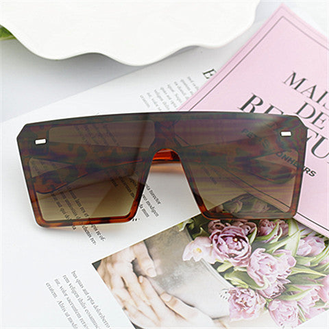 Women’s Fashion Rectangular Sunglasses in Urban Design Bowlift