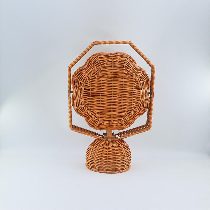 With an elegant three-tier fruit bowl Bowlift