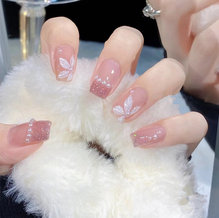 Glamorous artificial nails with sparkling accents Bowlift