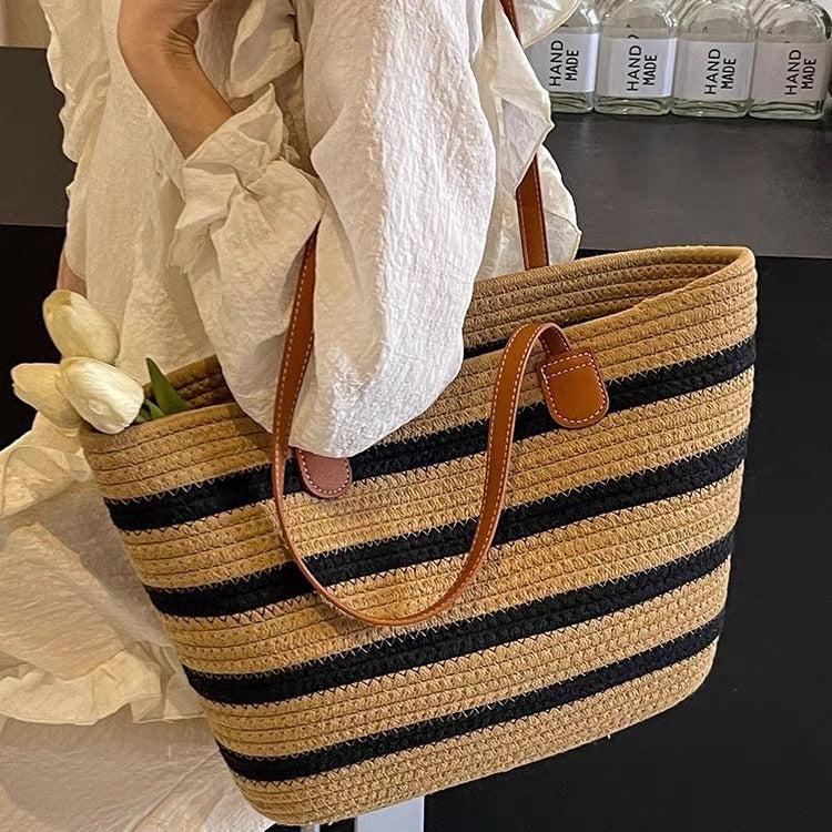 Stylish straw bag with contrasting stripes Bowlift