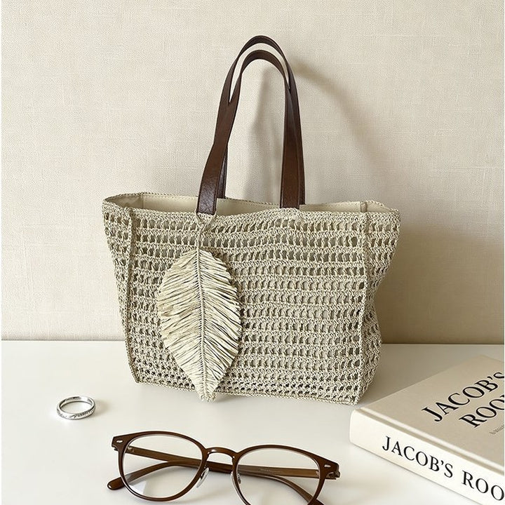 Handbag made of hand-woven natural material with decorative leaf shape design Bowlift