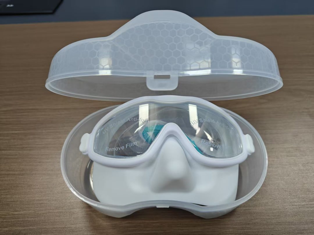 Swimming mask with adjustable comfort and clear field of vision Bowlift