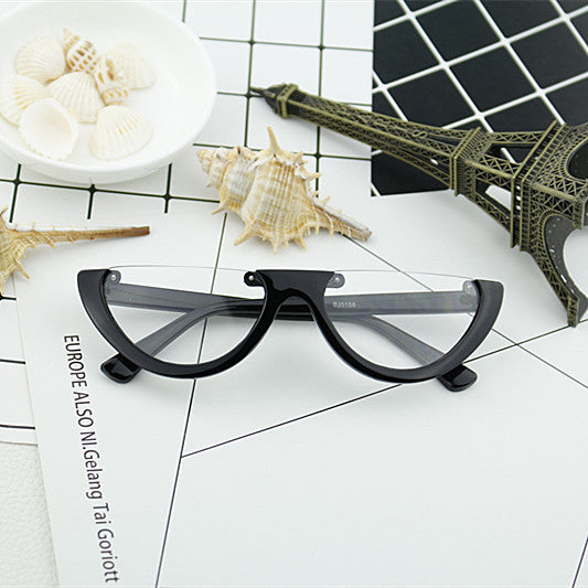 Women Cat-Eye Glasses with distinctive frame and mirrored lenses Bowlift