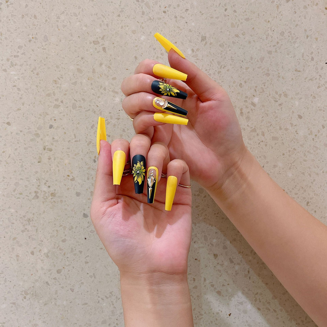 Artificial nail set with glamorous 3D decorations and detailed flower illustration Bowlift