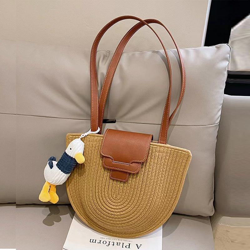 Fashionable Tote Bag Made of Woven Material with Playful Pendant Bowlift
