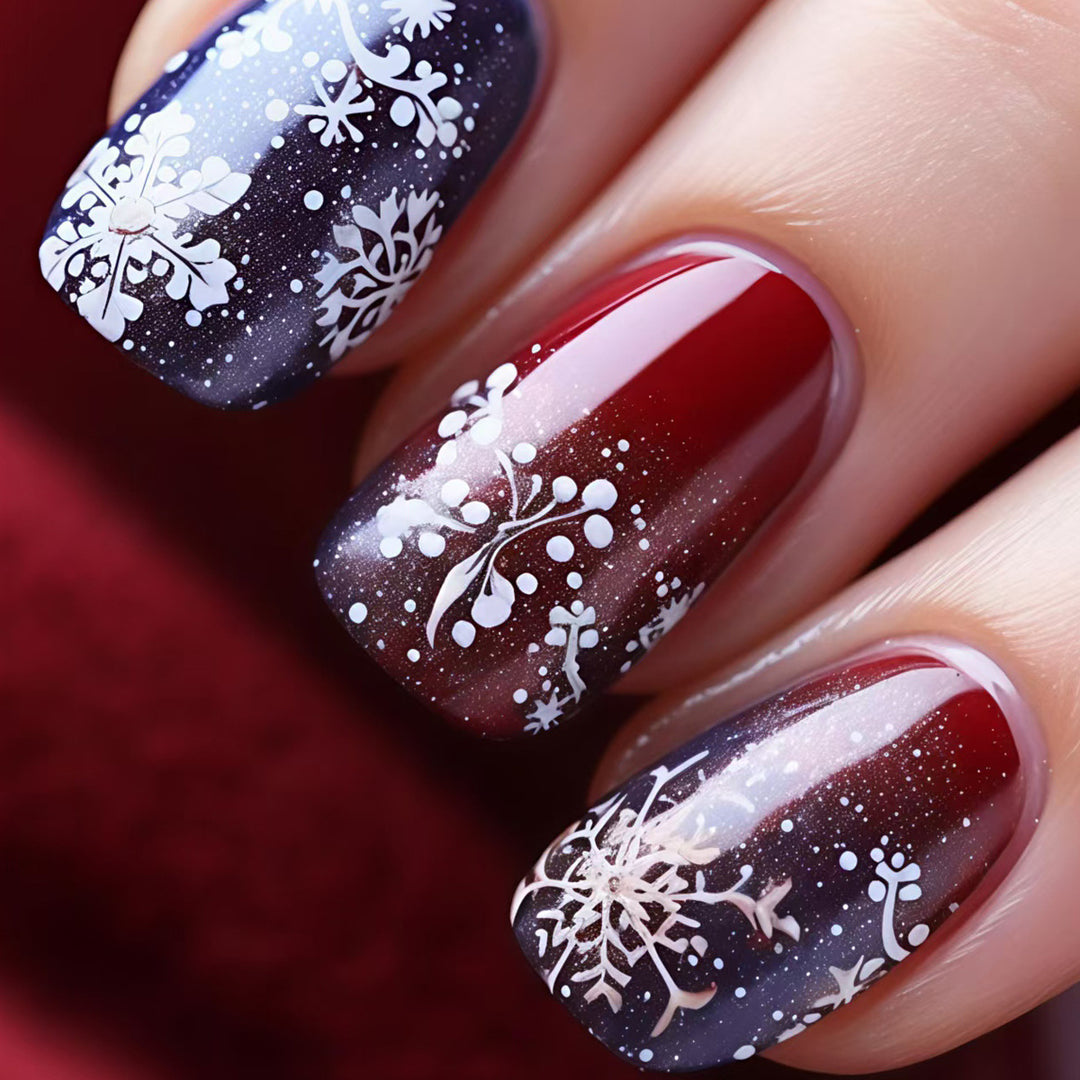 Artificial nails with festive glitter effect and wintry snow motif Bowlift