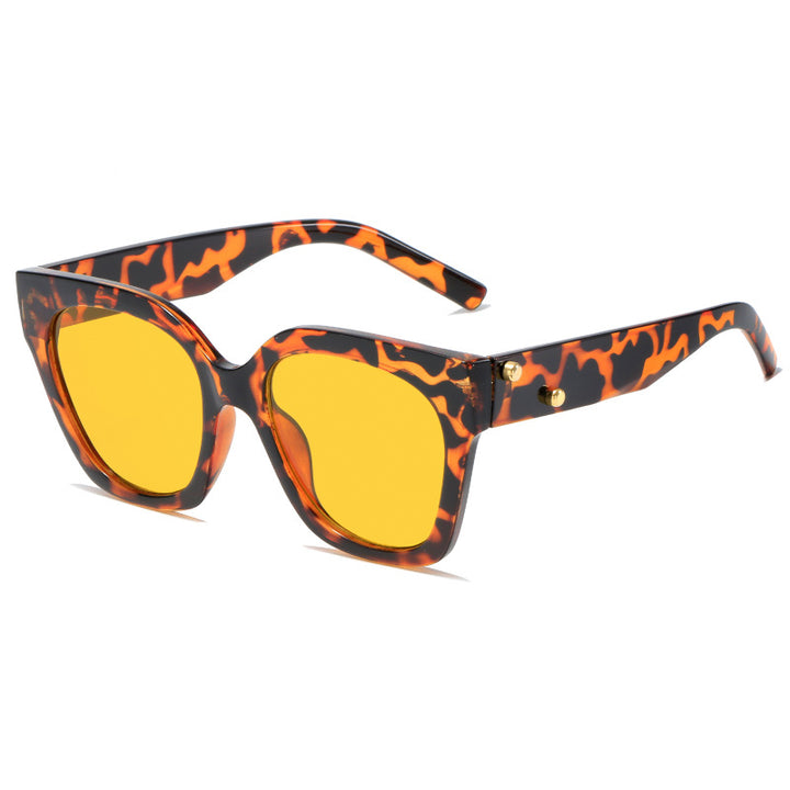 Women extravagantly designed sunglasses Bowlift
