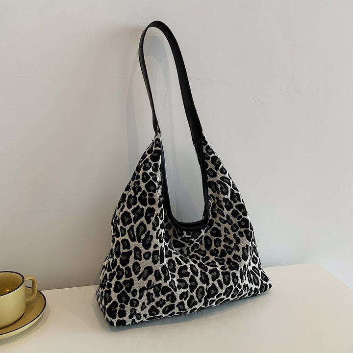 Stylish Leopard Print Hobo Bag Bowlift