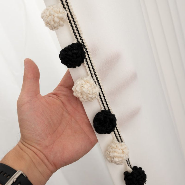 Decorative border with pompons Bowlift