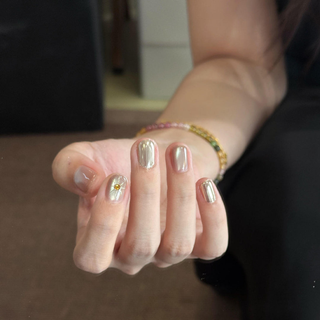 Artificial nails with luxurious metallic finish and sparkling accent Bowlift
