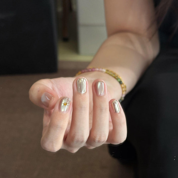 Artificial nails with luxurious metallic finish and sparkling accent Bowlift