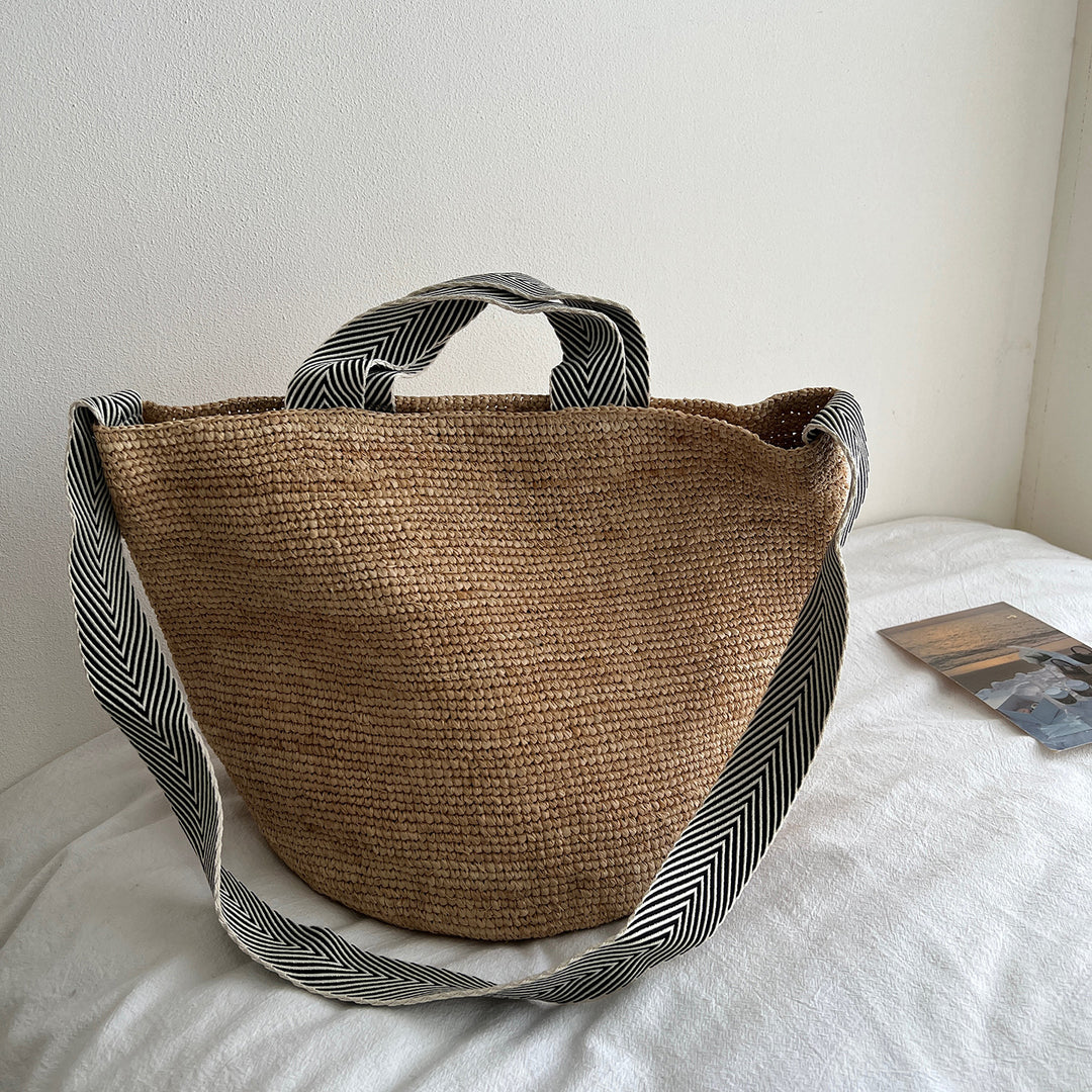 Handmade straw bag with fashionable striped pattern Bowlift