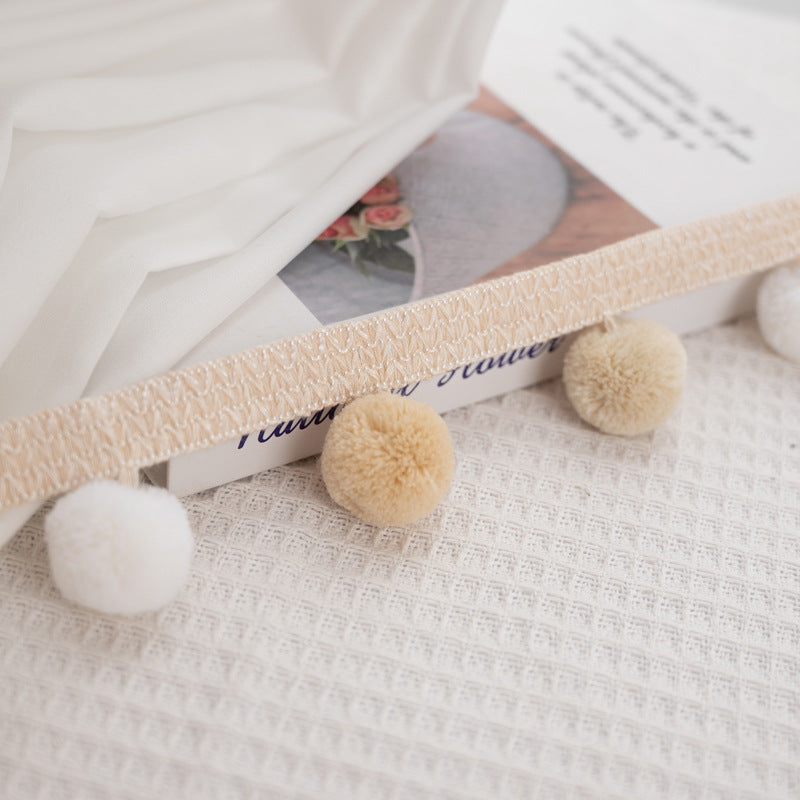 Decorative pom pom trim Bowlift