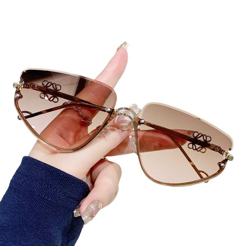 Ladies extravagant sunglasses with modern, geometric frame Bowlift