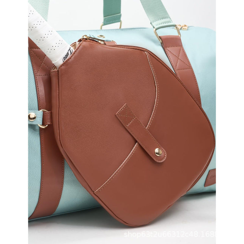 Elegant sports and travel bag with integrated accessory compartment Bowlift