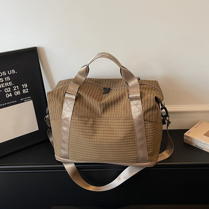 Sporty travel bag with practical storage and adjustable shoulder straps Bowlift
