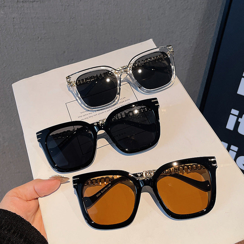 Ladies trendy square sunglasses with elegant frame and stylish gold accent Bowlift