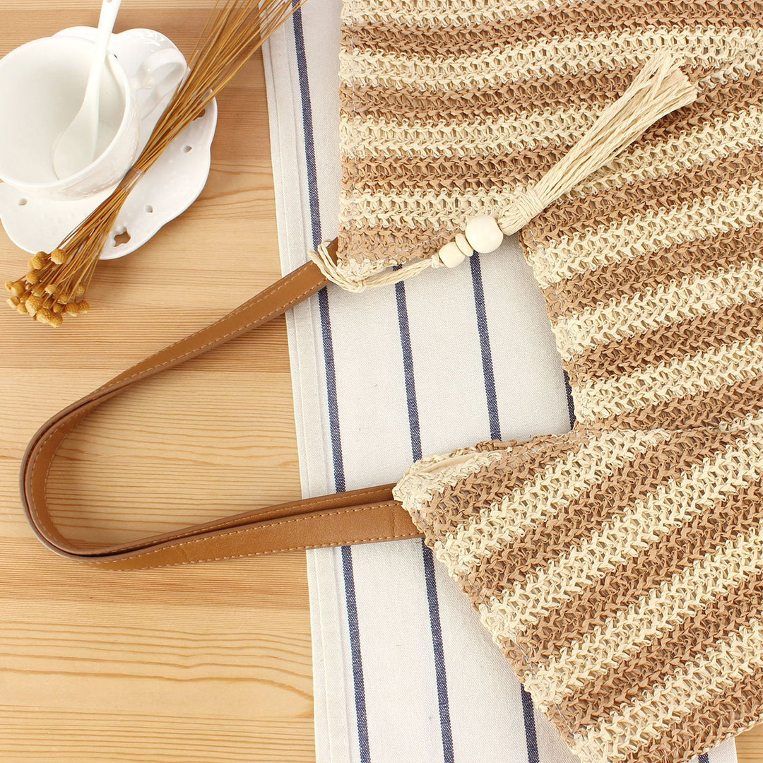 Fashionable market shoulder bag with elegant fringes Bowlift
