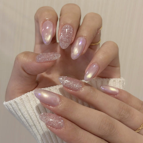 Glamorous artificial nails with glitter and pearlescent effect Bowlift