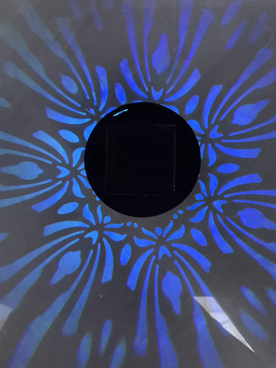 Solar Projection Garden Light With Decorative Floral Pattern And Dusk-To-Dawn Sensor Bowlift