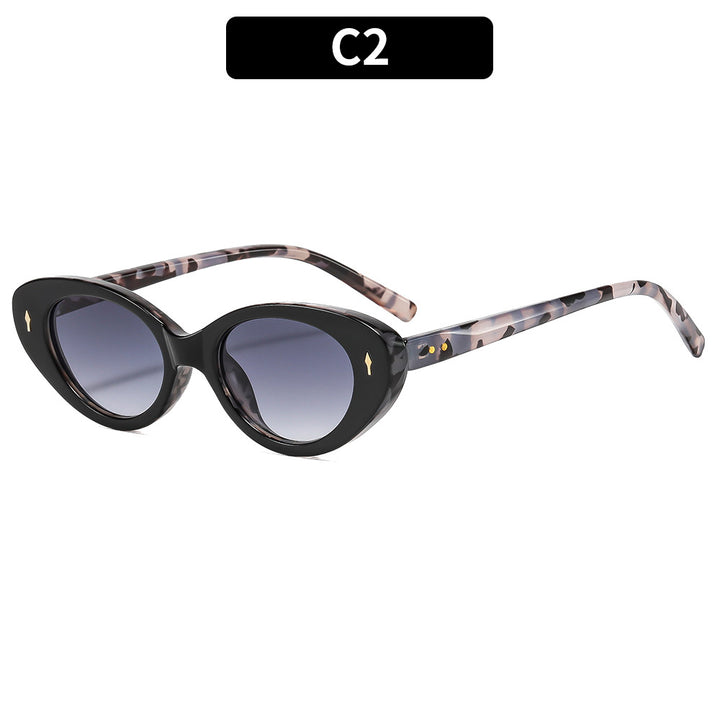 Stylish Cat-Eye Sunglasses with Gradient Lenses