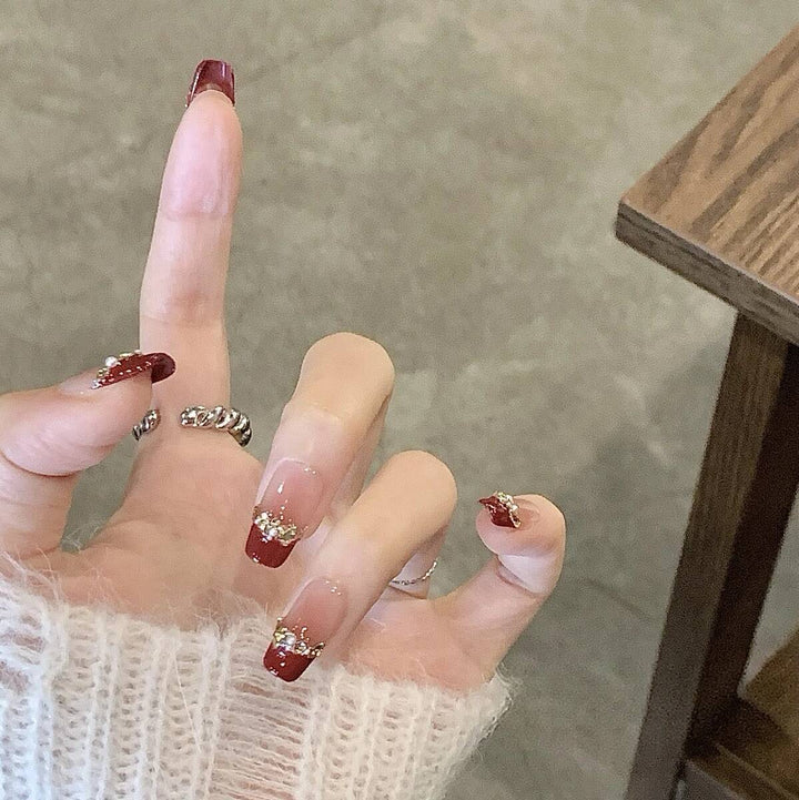 Elegant Press-On Nail Art with Gold Accents Bowlift