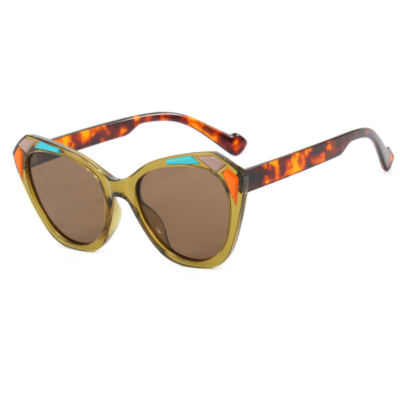 Ladies Cat Eye Sunglasses with Fashionable Details Bowlift