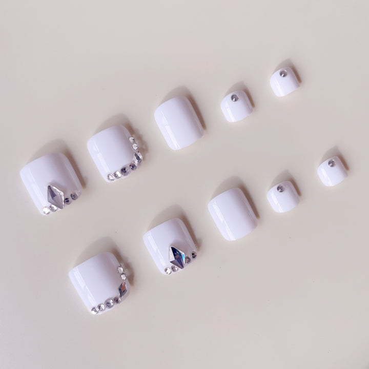 Nail art with rhinestone accents Bowlift