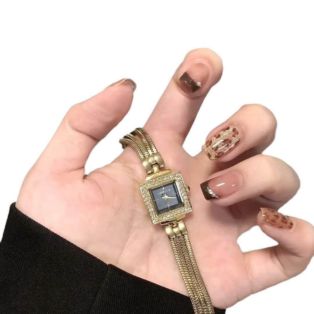 Elegant wristwatch with square dial and luxurious mesh band Bowlift