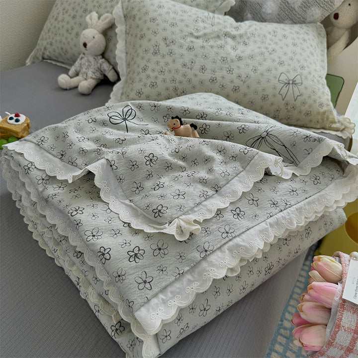 Women Cozy Bedspread with Playful Floral Pattern Bowlift