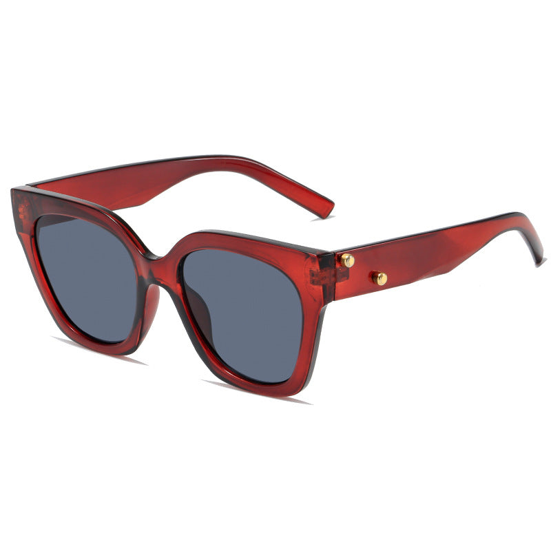 Women extravagantly designed sunglasses Bowlift