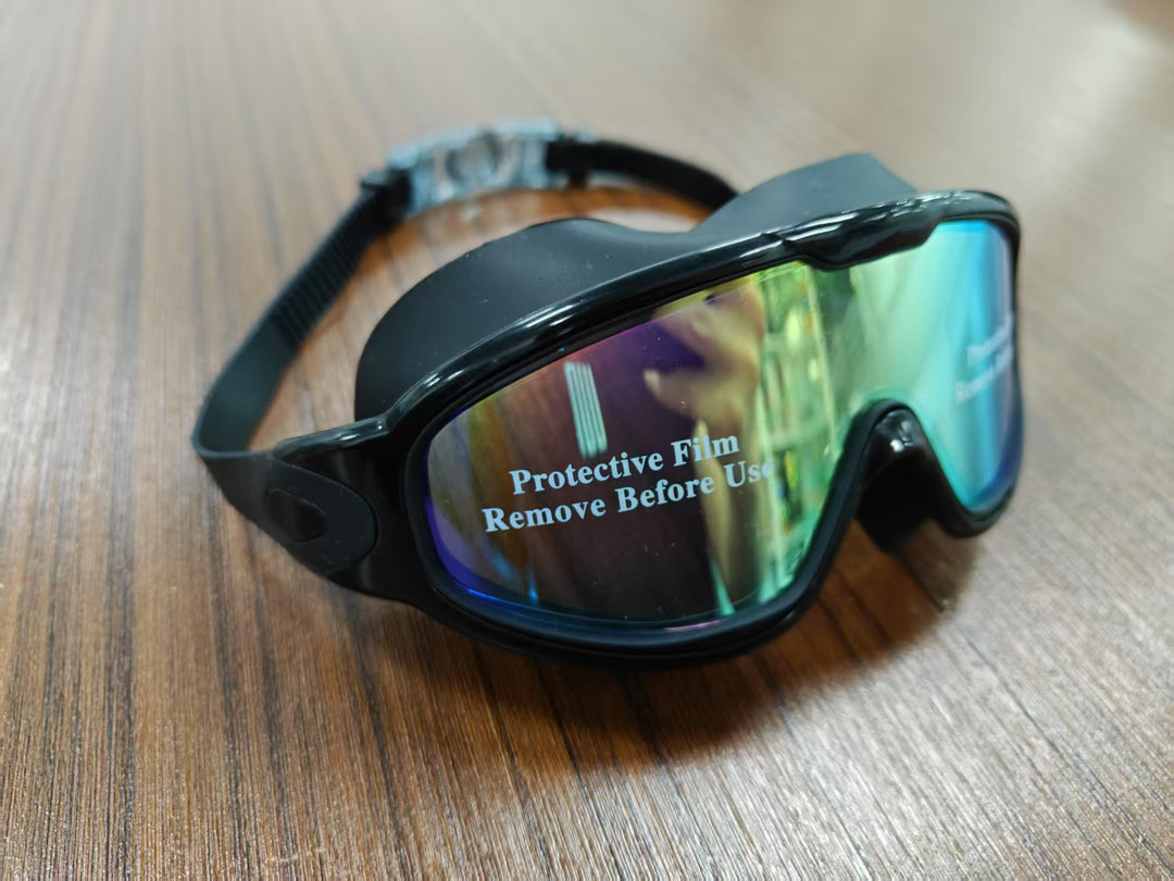Swimming mask with adjustable comfort and clear field of vision Bowlift