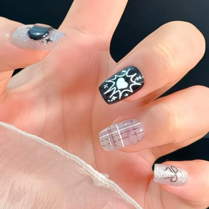 Artificial nail set with festive Christmas design and creative motifs Bowlift