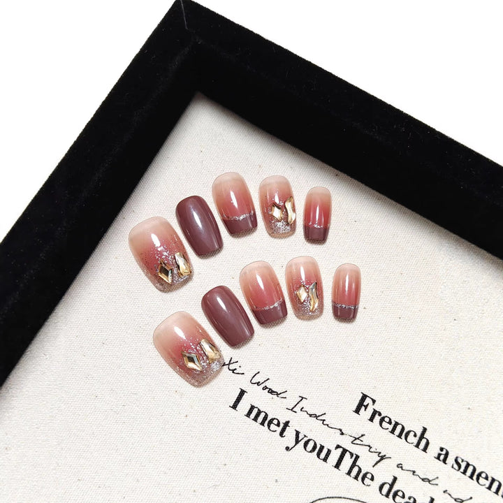 Artificial Nails in Elegant Glitter Design Bowlift