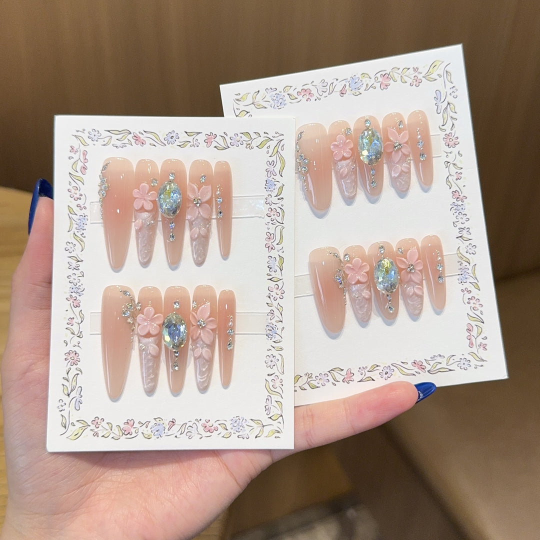 Artificial artificial nails with floral decorations and glitter details Bowlift