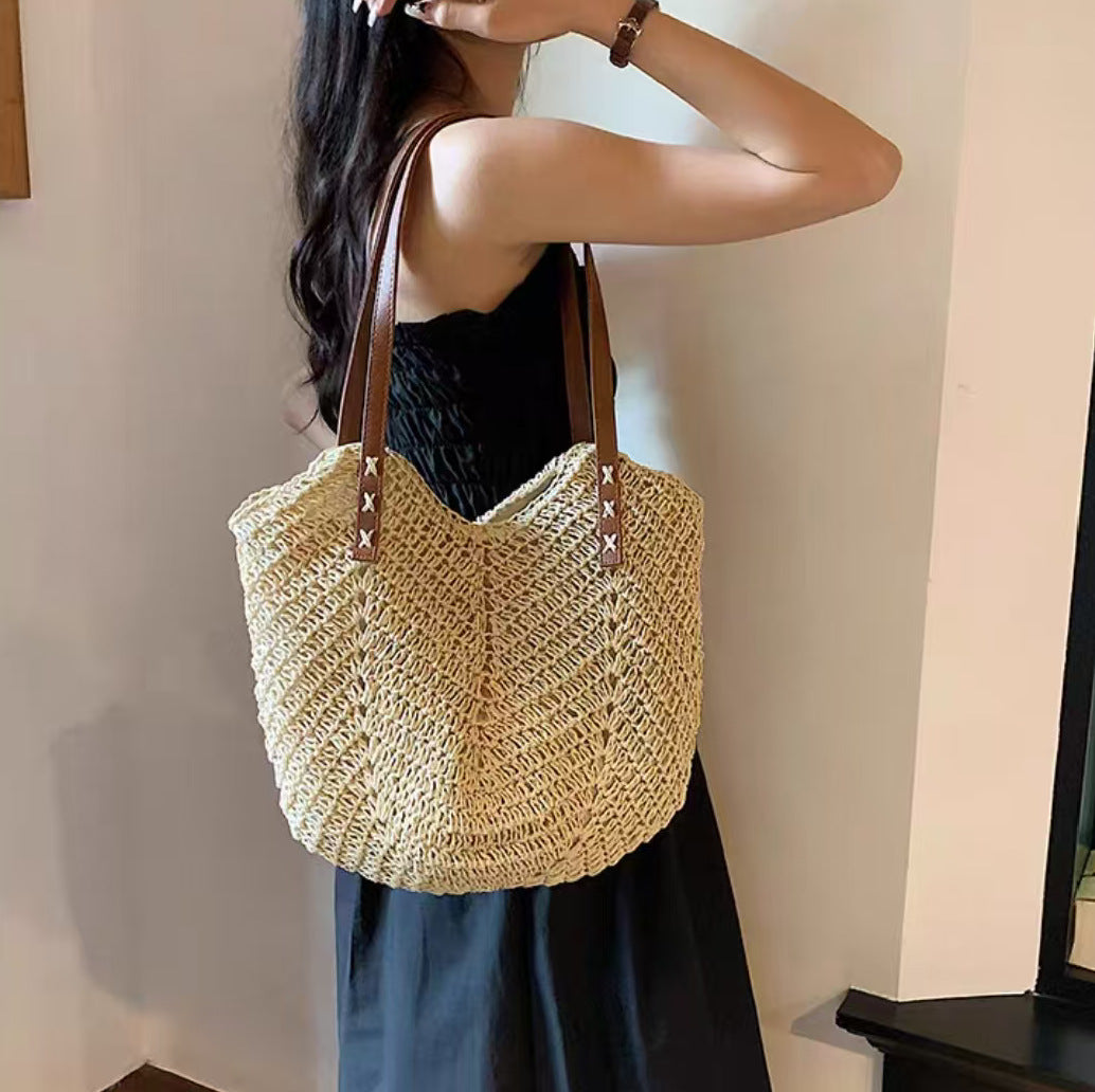 Beach bag with fashionable woven pattern and robust leather straps Bowlift