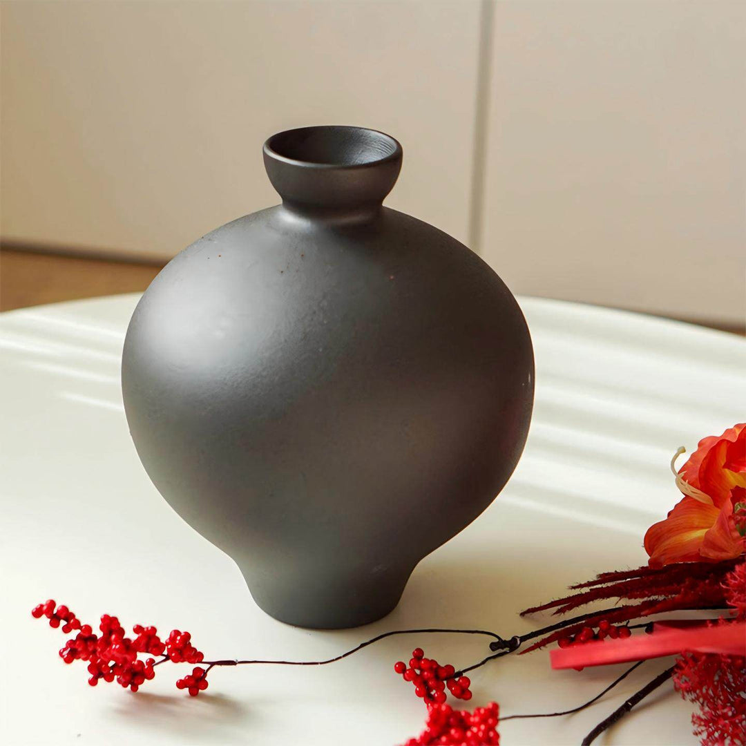Stylish ceramic vase Bowlift