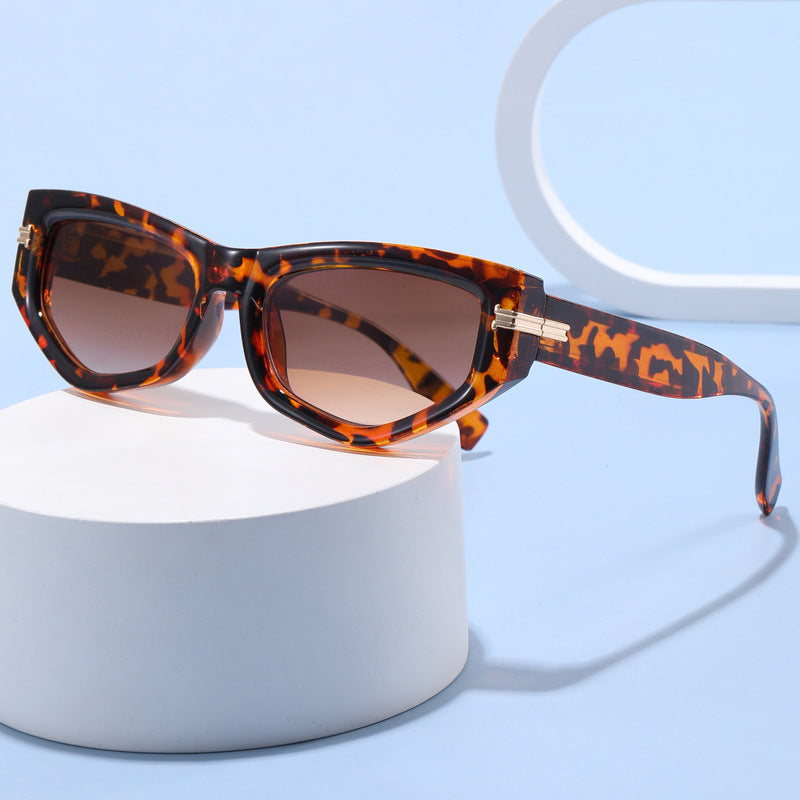 Women's trendy Cat-Eye sunglasses with painted frame and accentuated metal details Bowlift