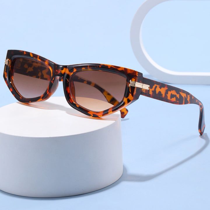Women's trendy Cat-Eye sunglasses with painted frame and accentuated metal details Bowlift