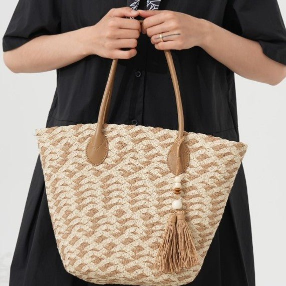 Bast tote bag with stylish zigzag pattern and leather handles Bowlift