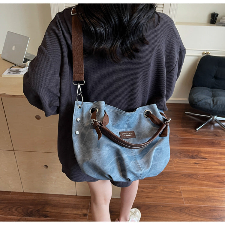 Everyday handbag with innovative carrying system Bowlift