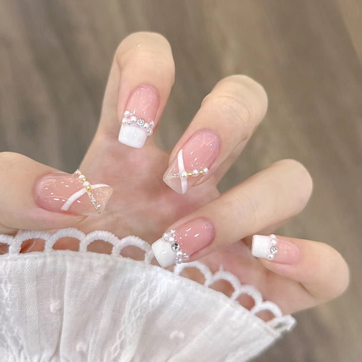 Artificial nails with glamorous pearl details Bowlift