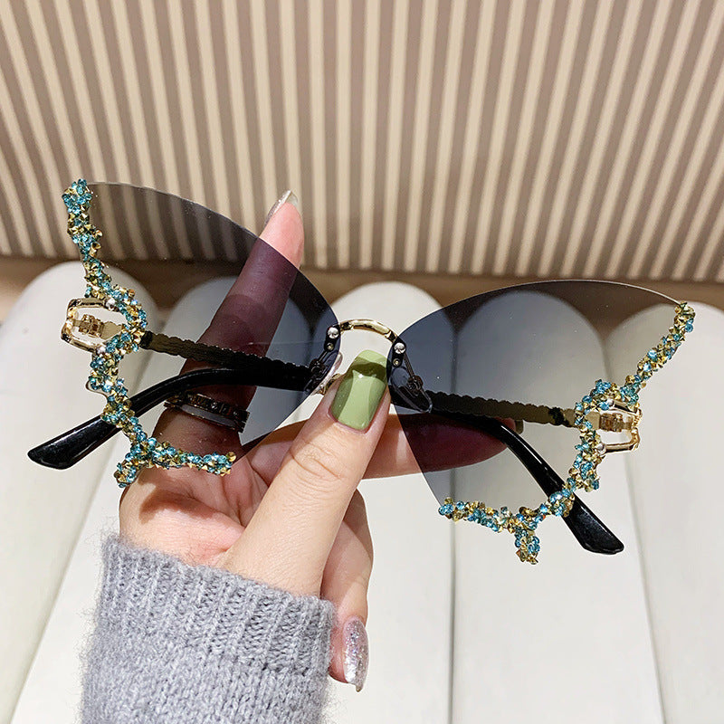 Ladies extravagant Cat-Eye sunglasses with dazzling rhinestone embellishments Bowlift