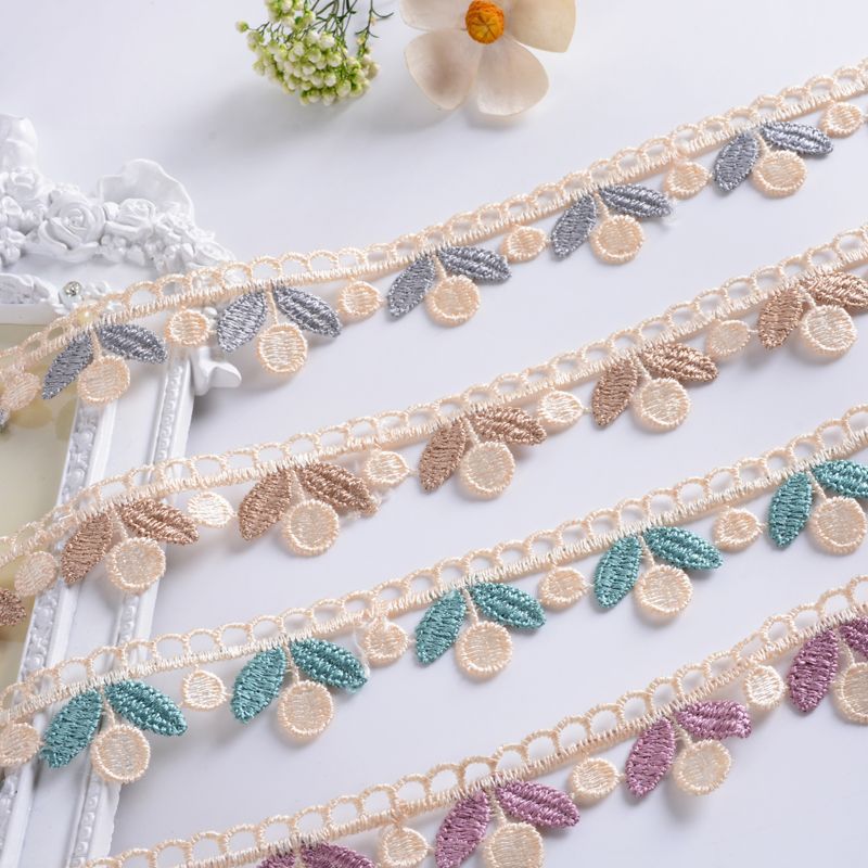 Delicate lace trim Bowlift